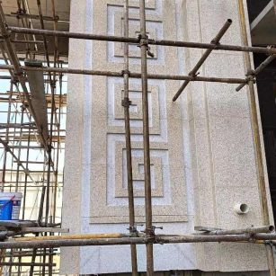  黄金麻花岗岩别墅外墙干挂回纹造型效果