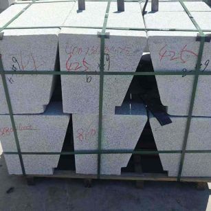  芝麻白异形坐凳，石凳