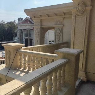  黄金麻别墅外墙干挂雕花配合阳台栏杆花瓶柱