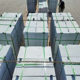  芝麻白花岗岩5公分地铺石 花岗岩厂家工厂装车日常