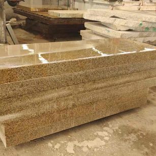  黄金麻栏杆料半成品加工中