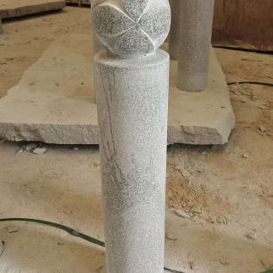  芝麻白花岗岩石材挡车石柱、停车柱、圆柱挡车柱、方柱挡车柱等