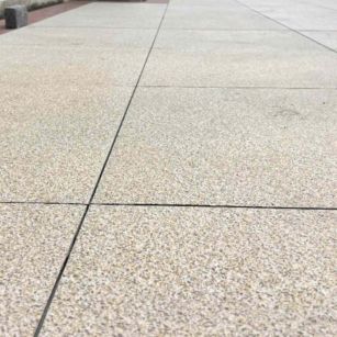  黄金麻花岗岩石板材荔枝面地面铺装效果