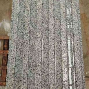  芝麻白花岗岩荔枝面雕刻盲道，盲条