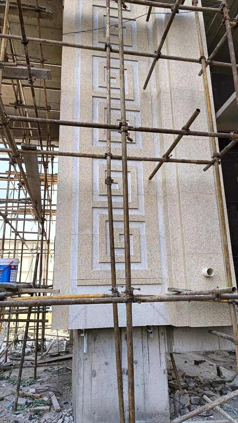  黄金麻花岗岩别墅外墙干挂回纹造型效果