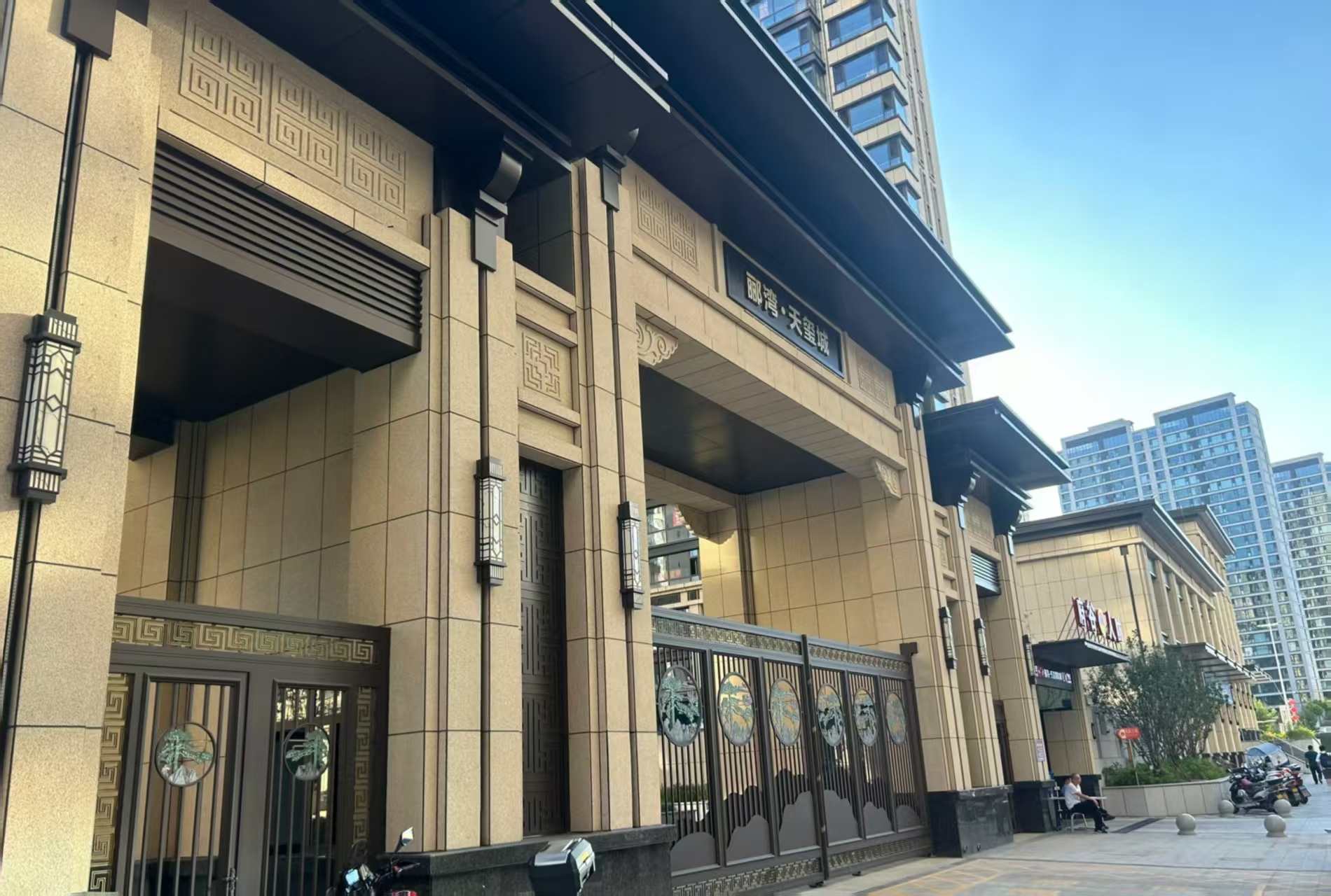  黄金麻花岗岩荔枝面小区门楼外墙干挂