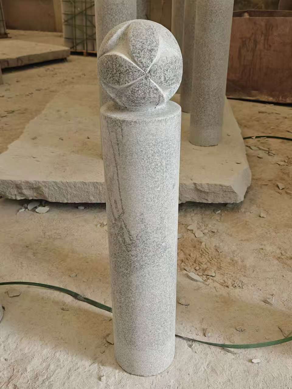  芝麻白花岗岩石材挡车石柱、停车柱、圆柱挡车柱、方柱挡车柱等