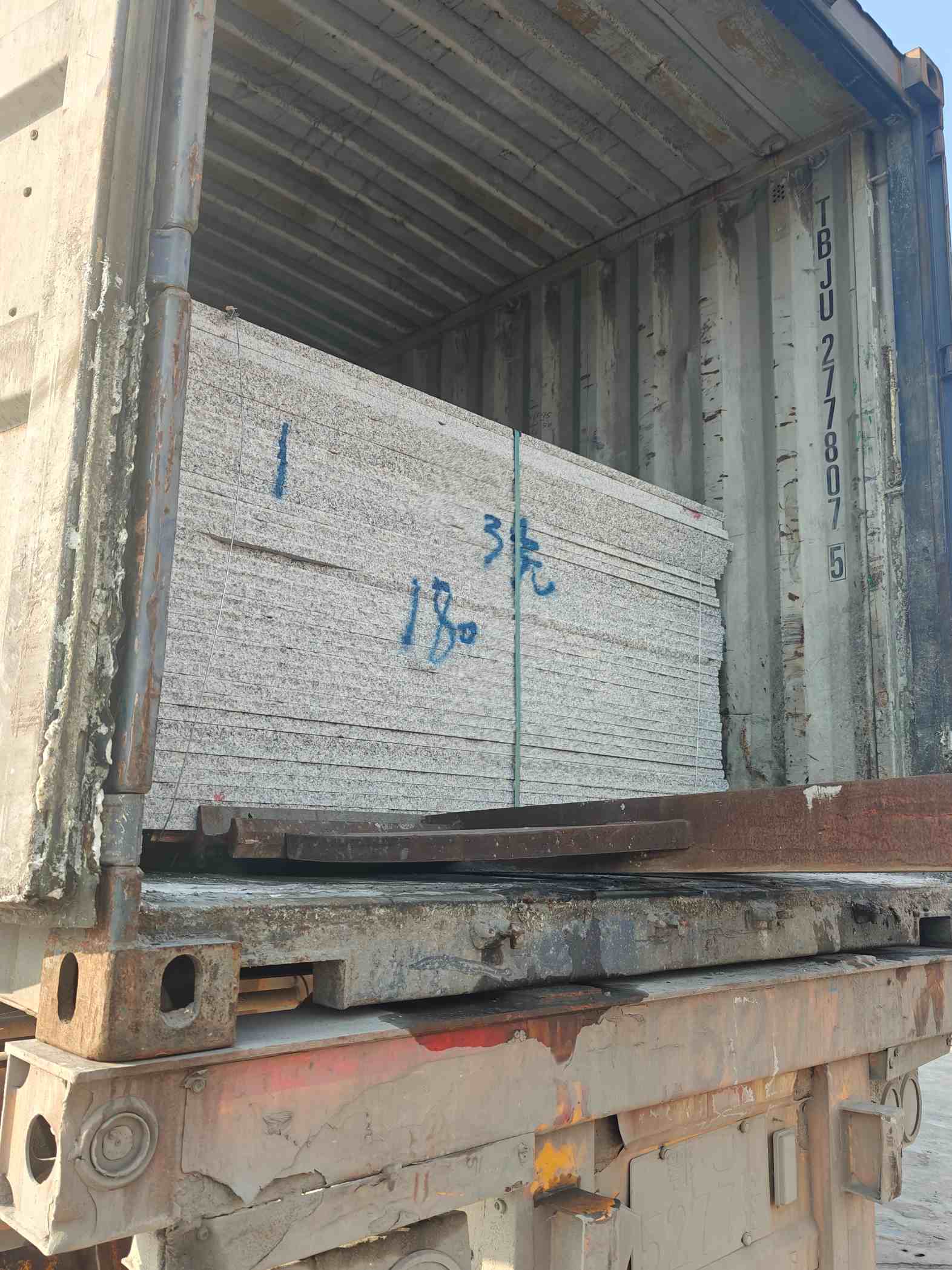  芝麻白花岗岩石材3.0公分光面毛板装柜出货