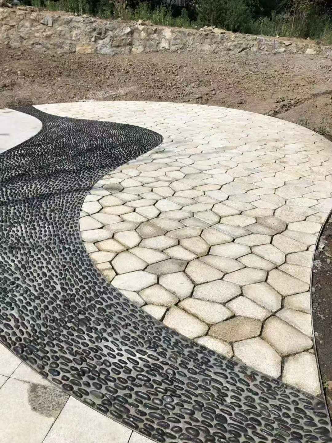  黄金麻冰裂纹地铺石工地铺装案例