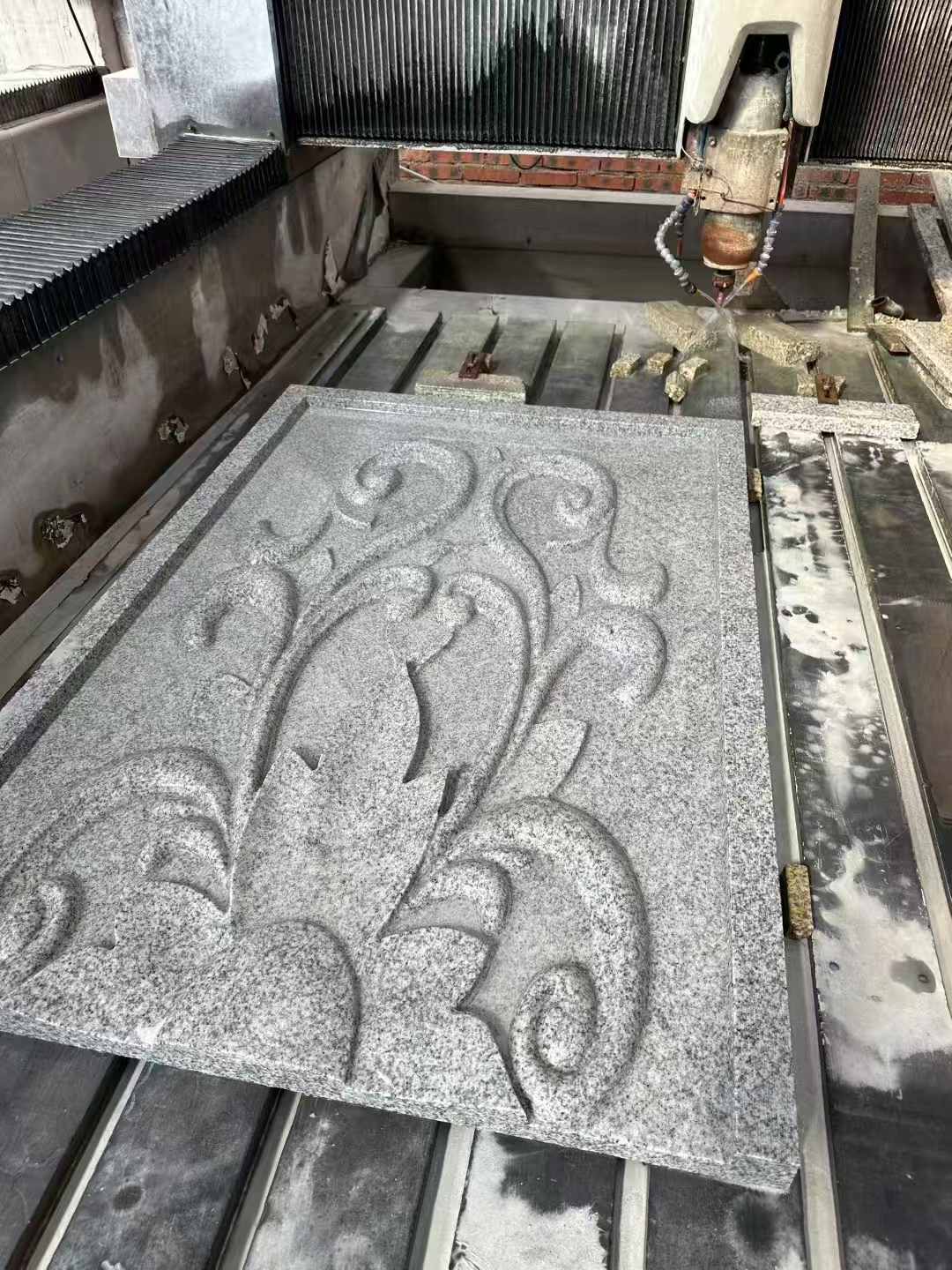  白麻别墅干挂雕花板