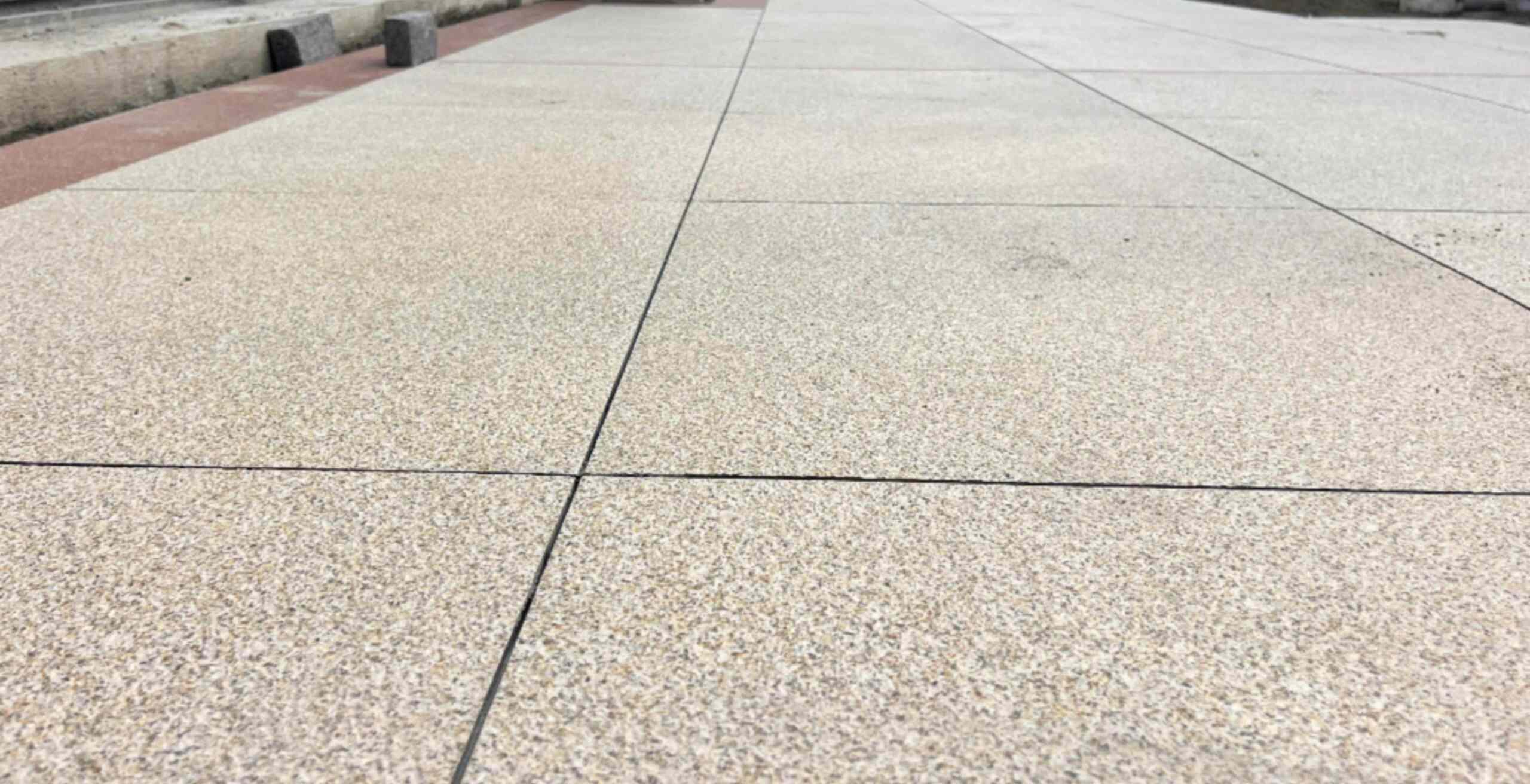  黄金麻花岗岩石板材荔枝面地面铺装效果