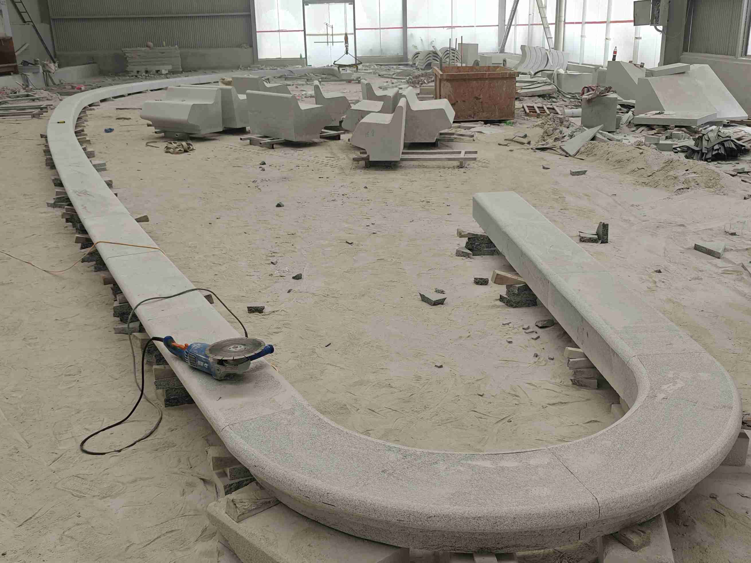  芝麻白花岗岩弧形花坛石，坐凳石