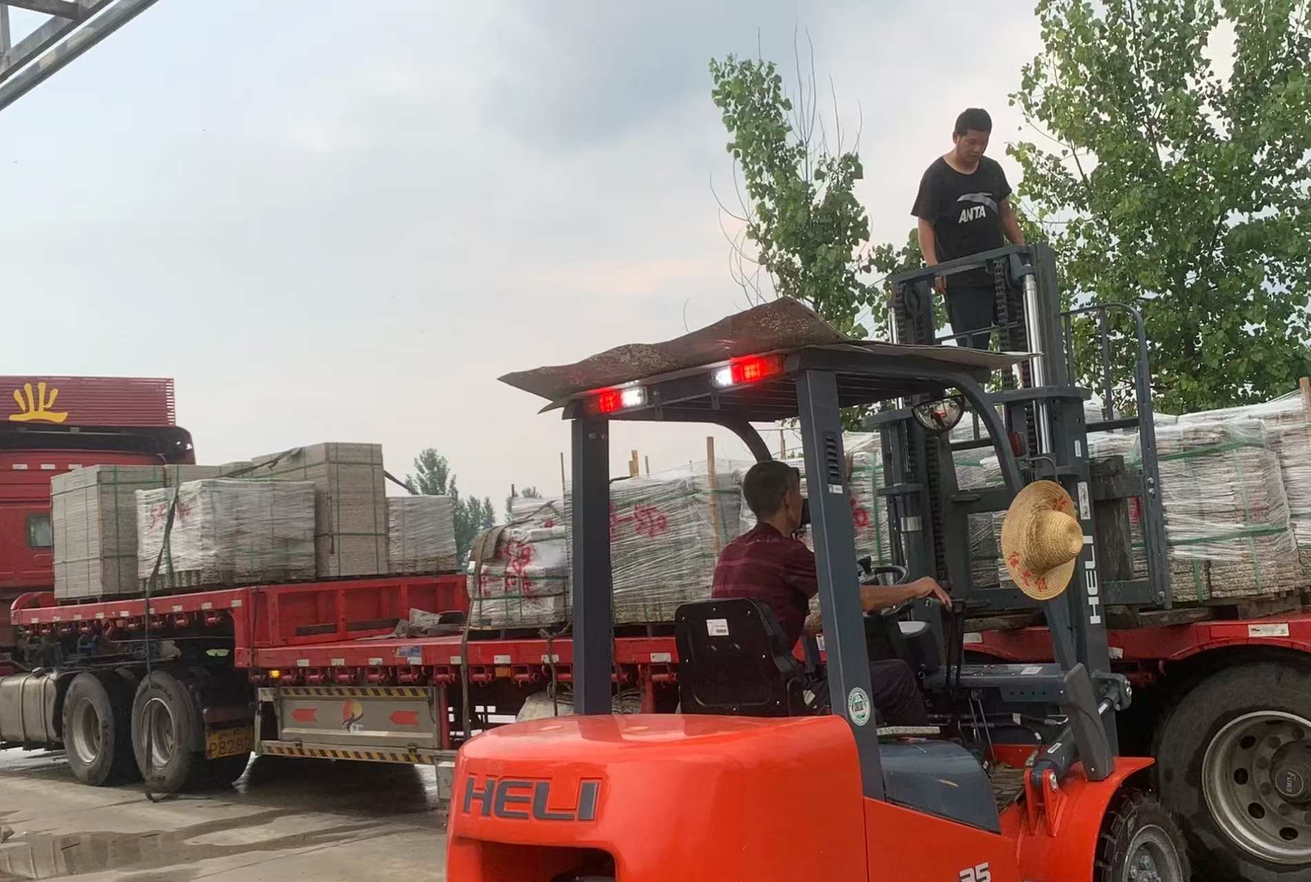  黄金麻冰裂纹，地铺石装车