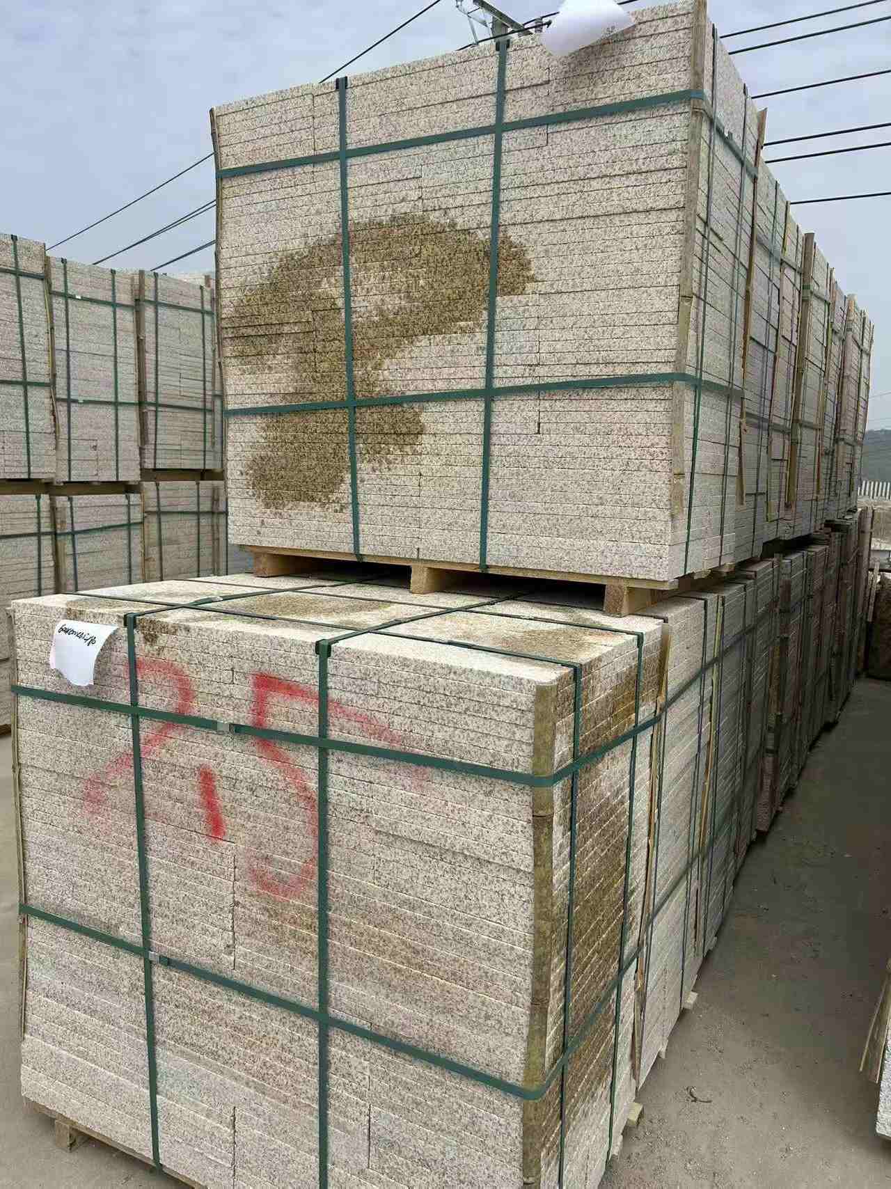  黄金麻花岗岩石材荔枝面地铺石2.5*300*600