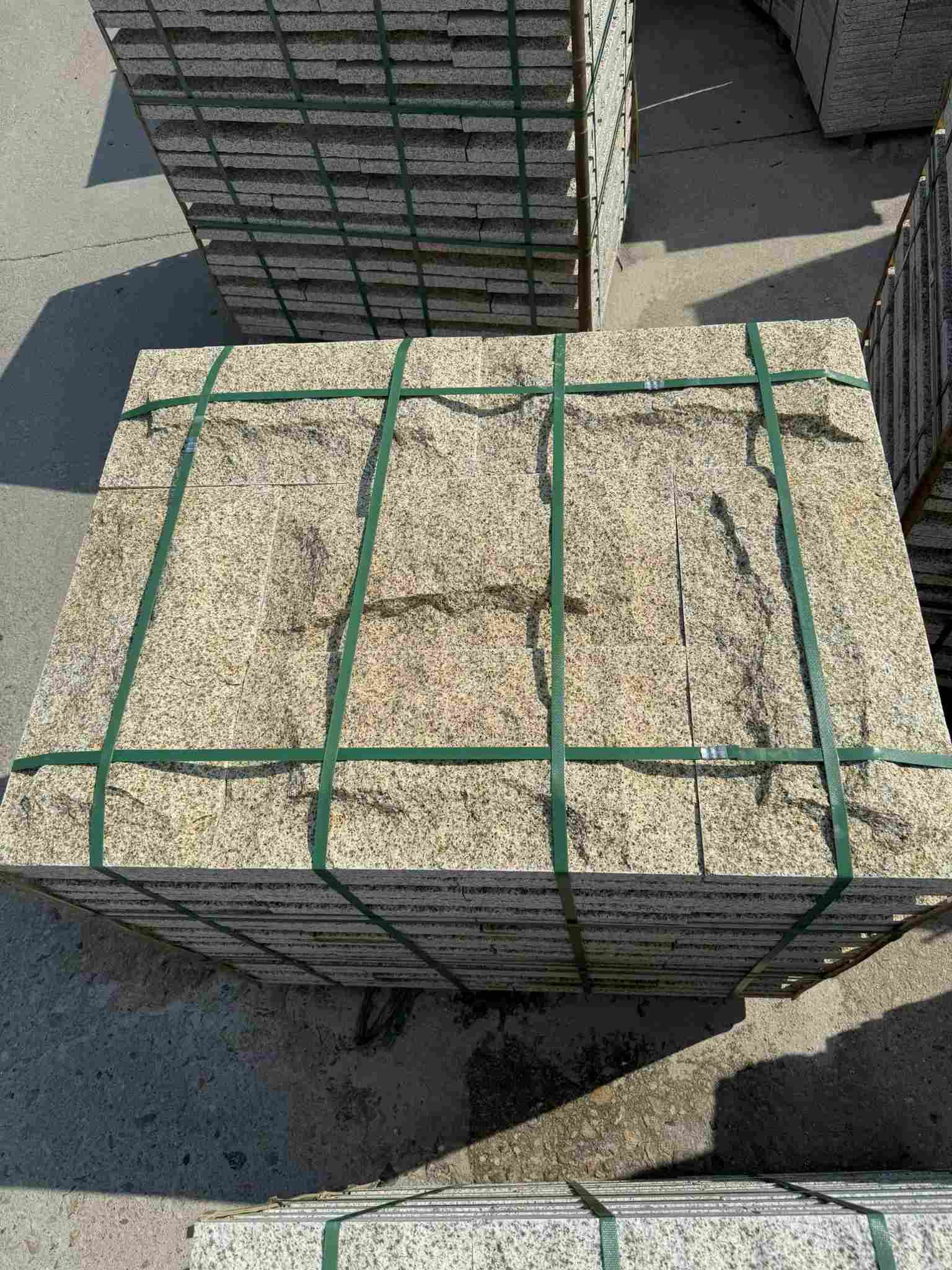  黄金麻花岗岩石材自然面蘑菇石成品