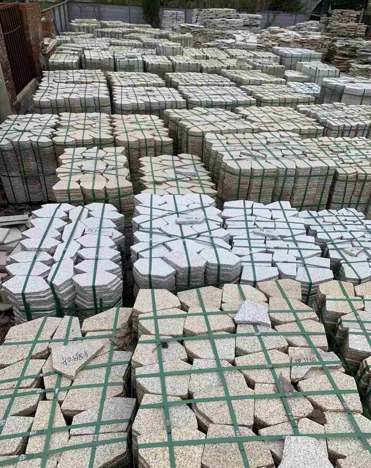  黄金麻白麻花岗岩荔枝面地铺石(冰裂纹)