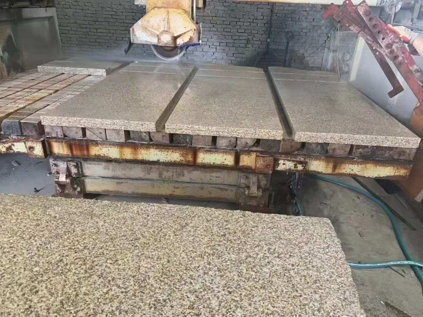  黄金麻荔枝面成品板加工