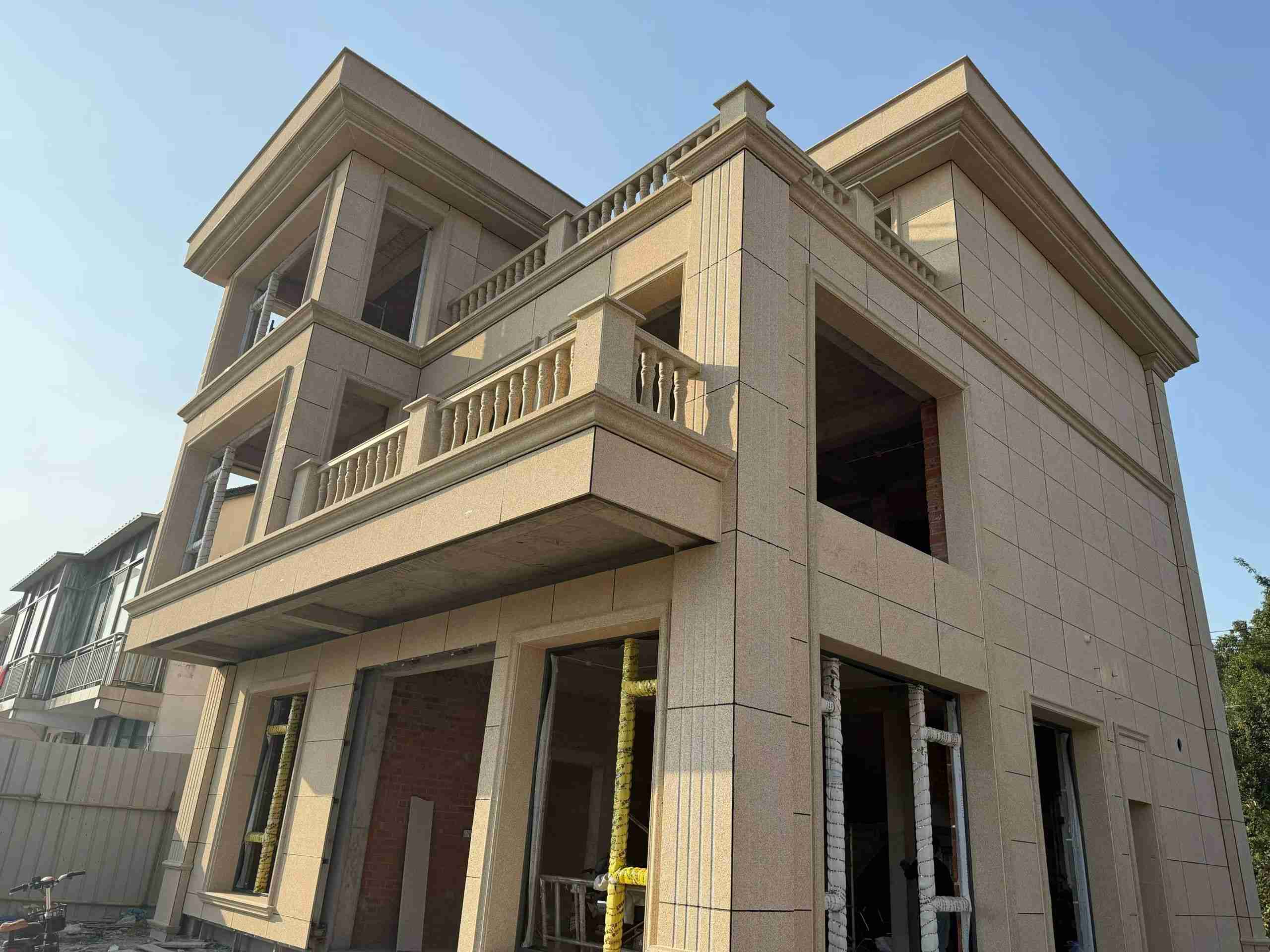  黄金麻花岗岩石材荔枝面外墙干挂效果展示