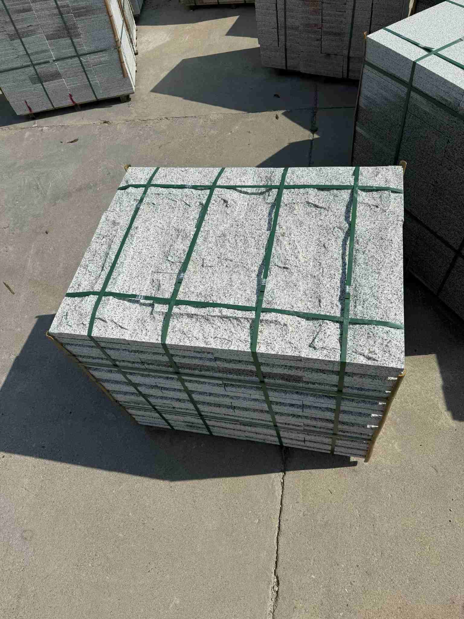  白麻花岗岩石材自然面蘑菇石成品