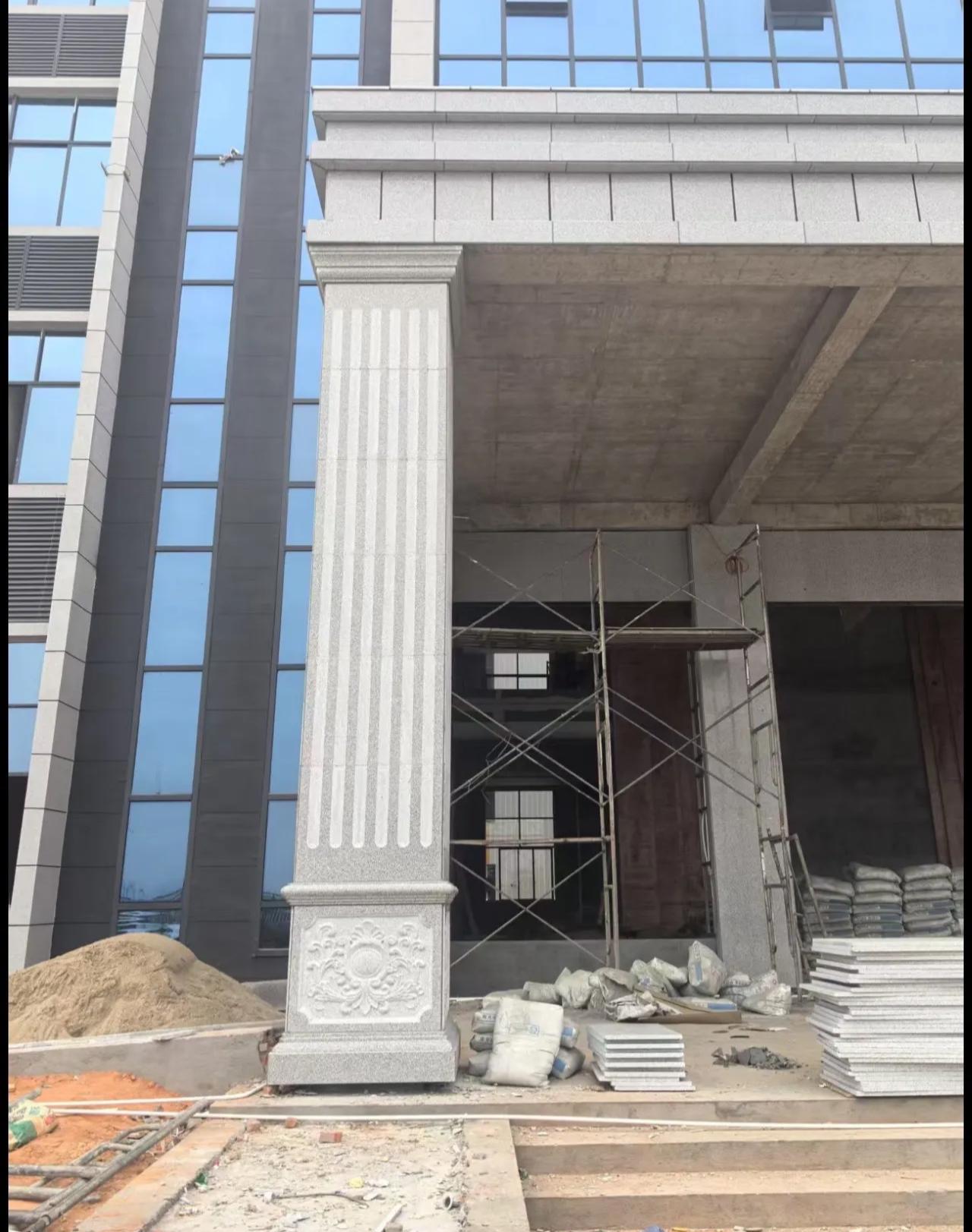  芝麻白光面花岗岩门楼大柱（罗马柱）配雕花底座