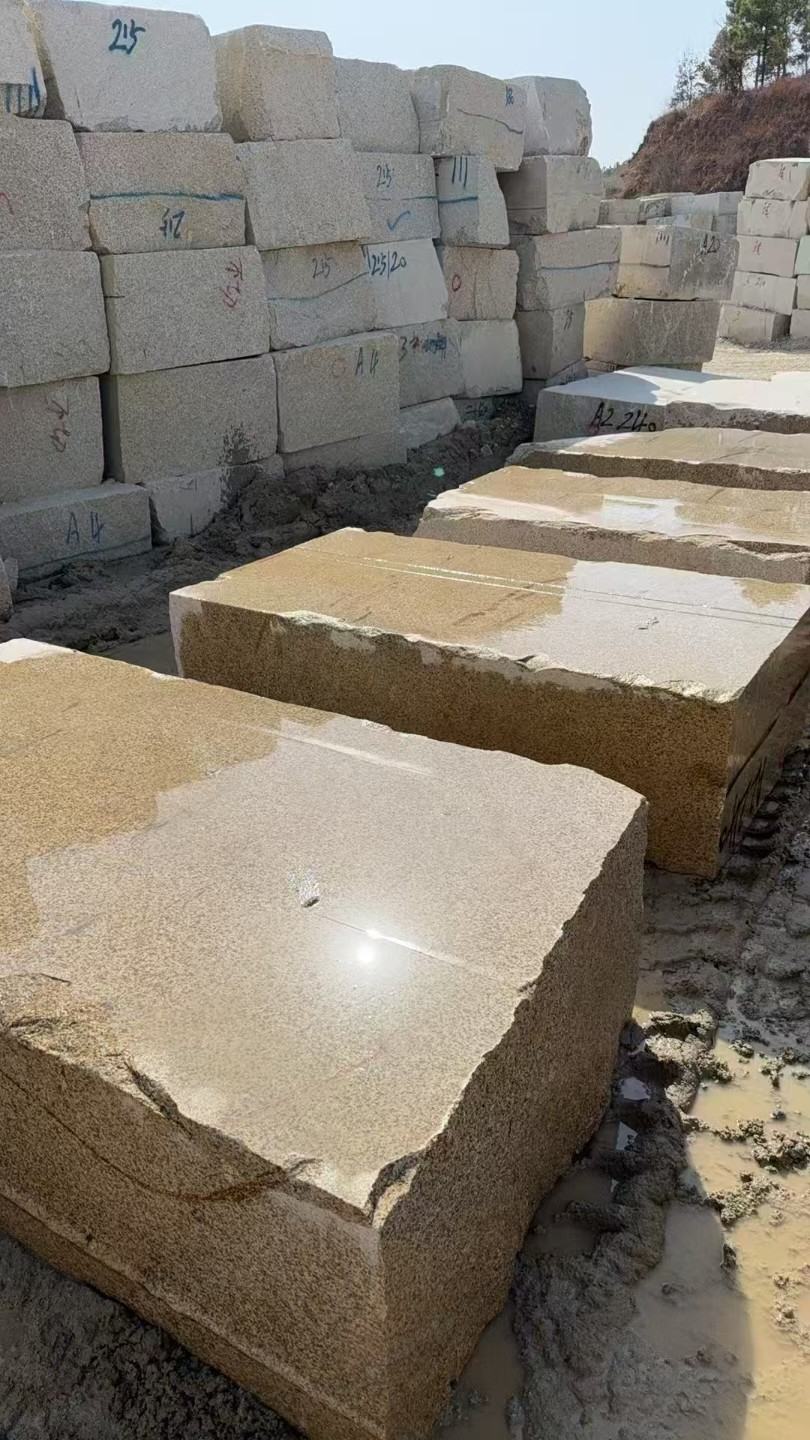  黄金麻方料堆场洗料分选中，原材料充足