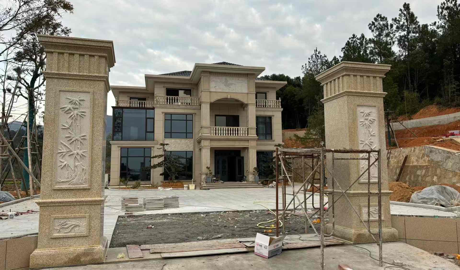  黄金麻花岗岩别墅雕花外墙干挂配上门口雕花罗马柱