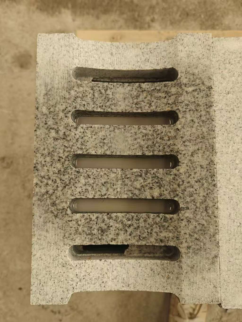  芝麻白拉丝面花岗岩U型开槽排水槽