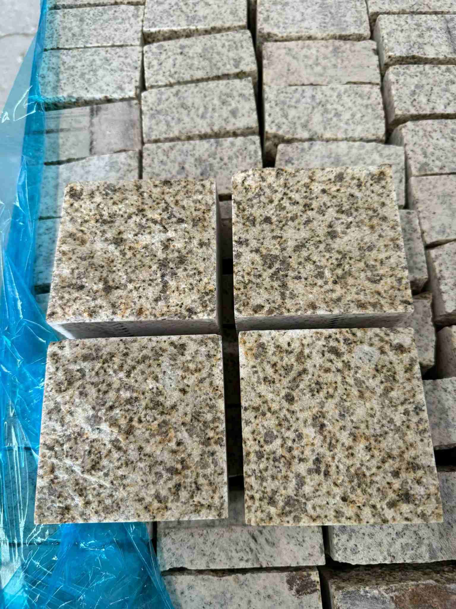  黄金麻花岗岩自然面小方块，弹石，马蹄石等