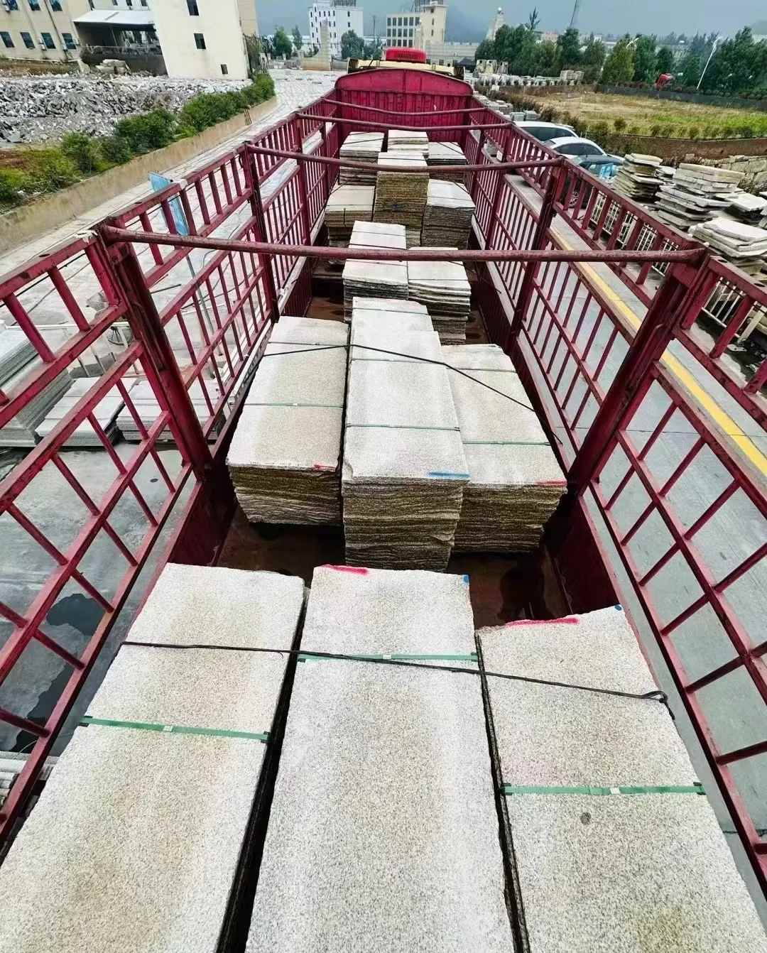  黄金麻花岗岩荔枝面，光面毛板装车完成