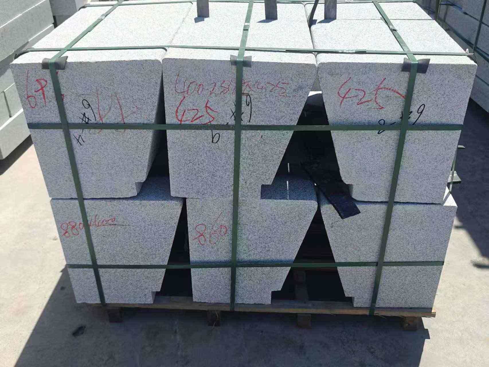  芝麻白异形坐凳，石凳