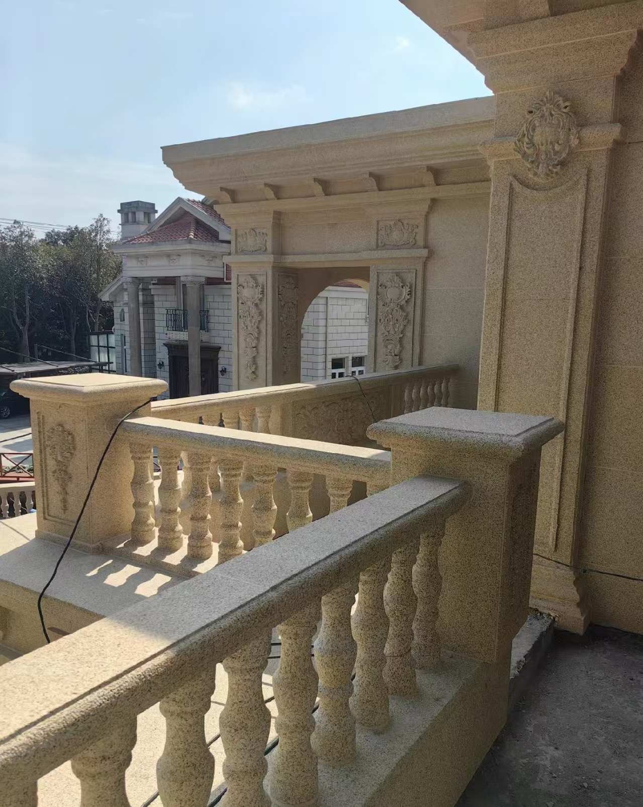  黄金麻别墅外墙干挂雕花配合阳台栏杆花瓶柱