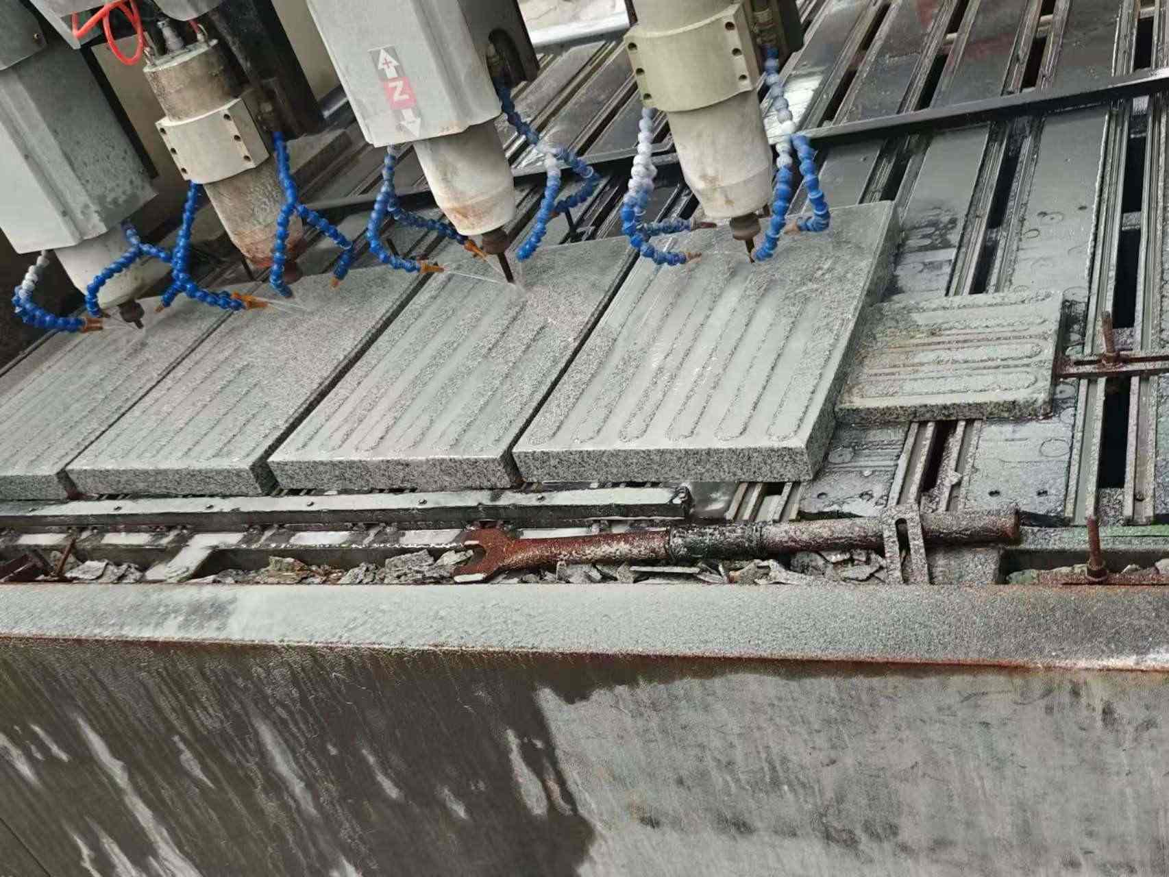  芝麻白花岗岩荔枝面盲道雕刻