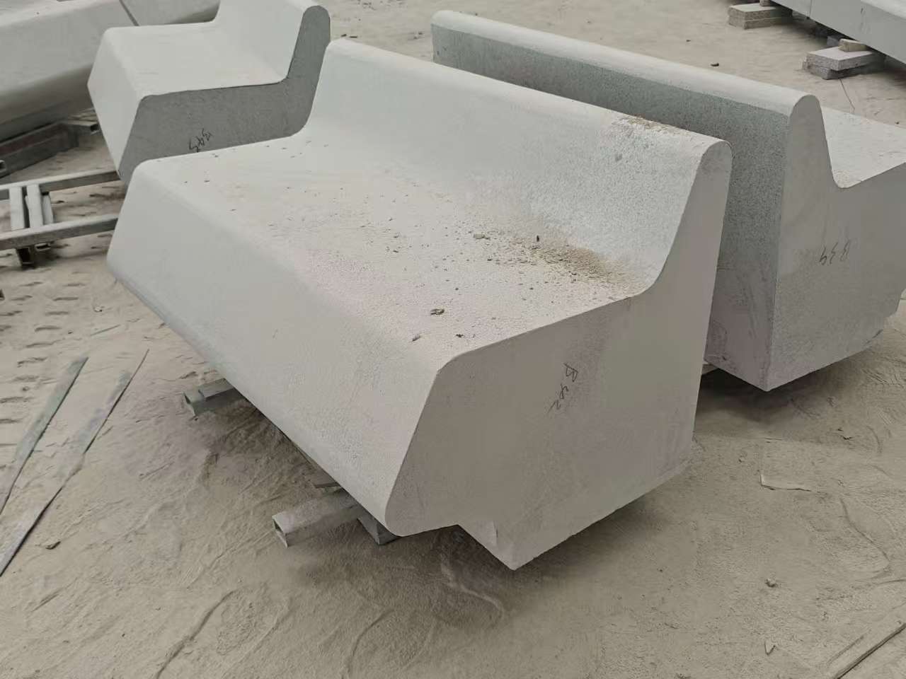  芝麻白花岗岩异形坐凳，石凳