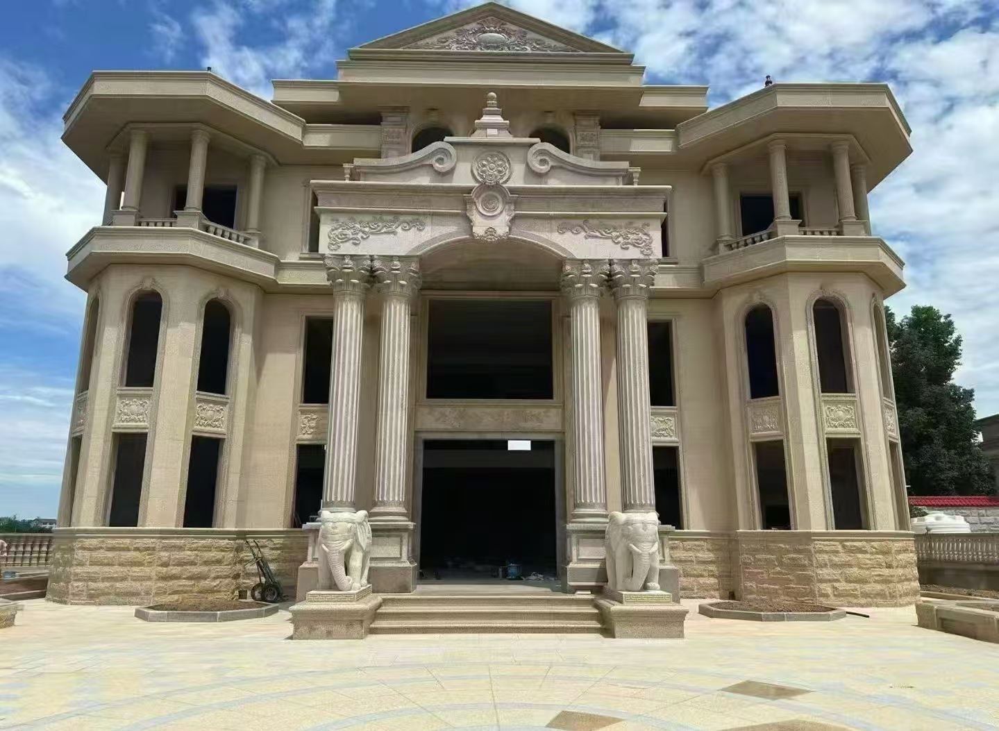  黄金麻别墅外墙干挂，大柱，大象，蘑菇石，雕花板