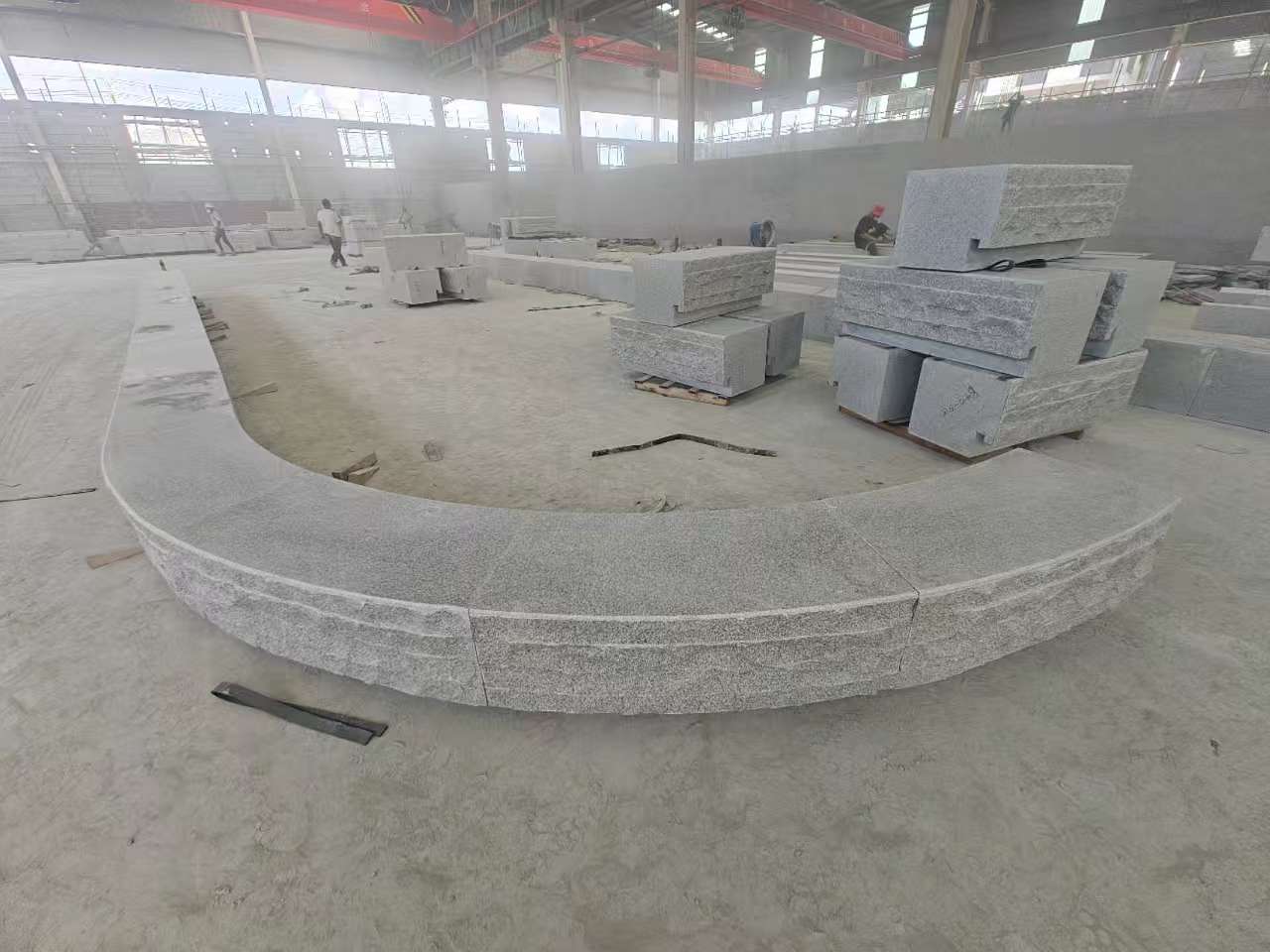  芝麻白异形坐凳，自然面光面弧形加工