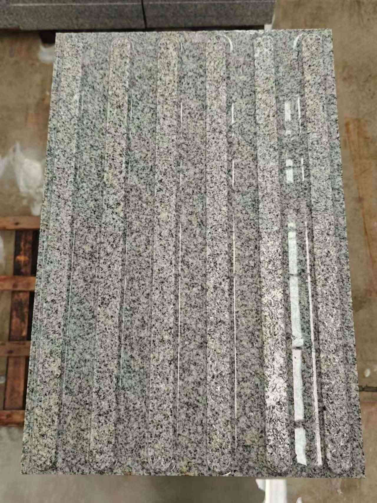  芝麻白花岗岩荔枝面雕刻盲道，盲条