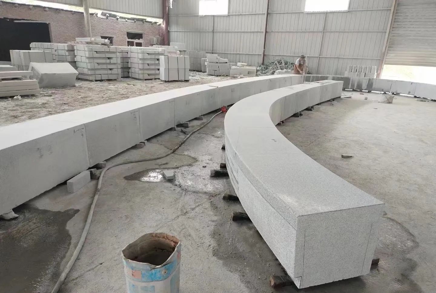 芝麻白花岗岩石板材 园林光面弧形坐凳