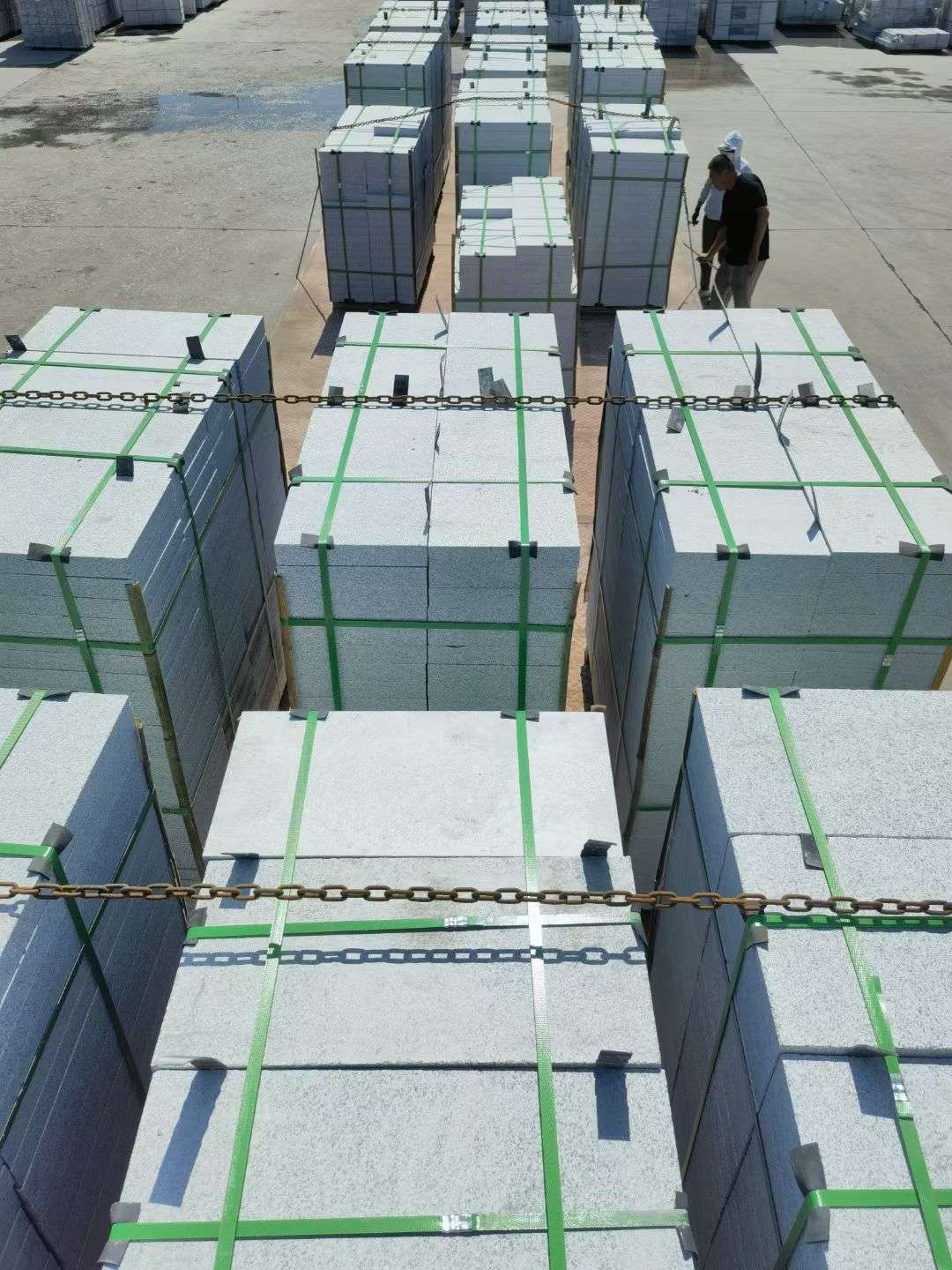  芝麻白花岗岩5公分地铺石 花岗岩厂家工厂装车日常